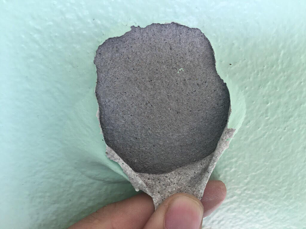 Màng sơn tróc rách do bị bóc bằng tay