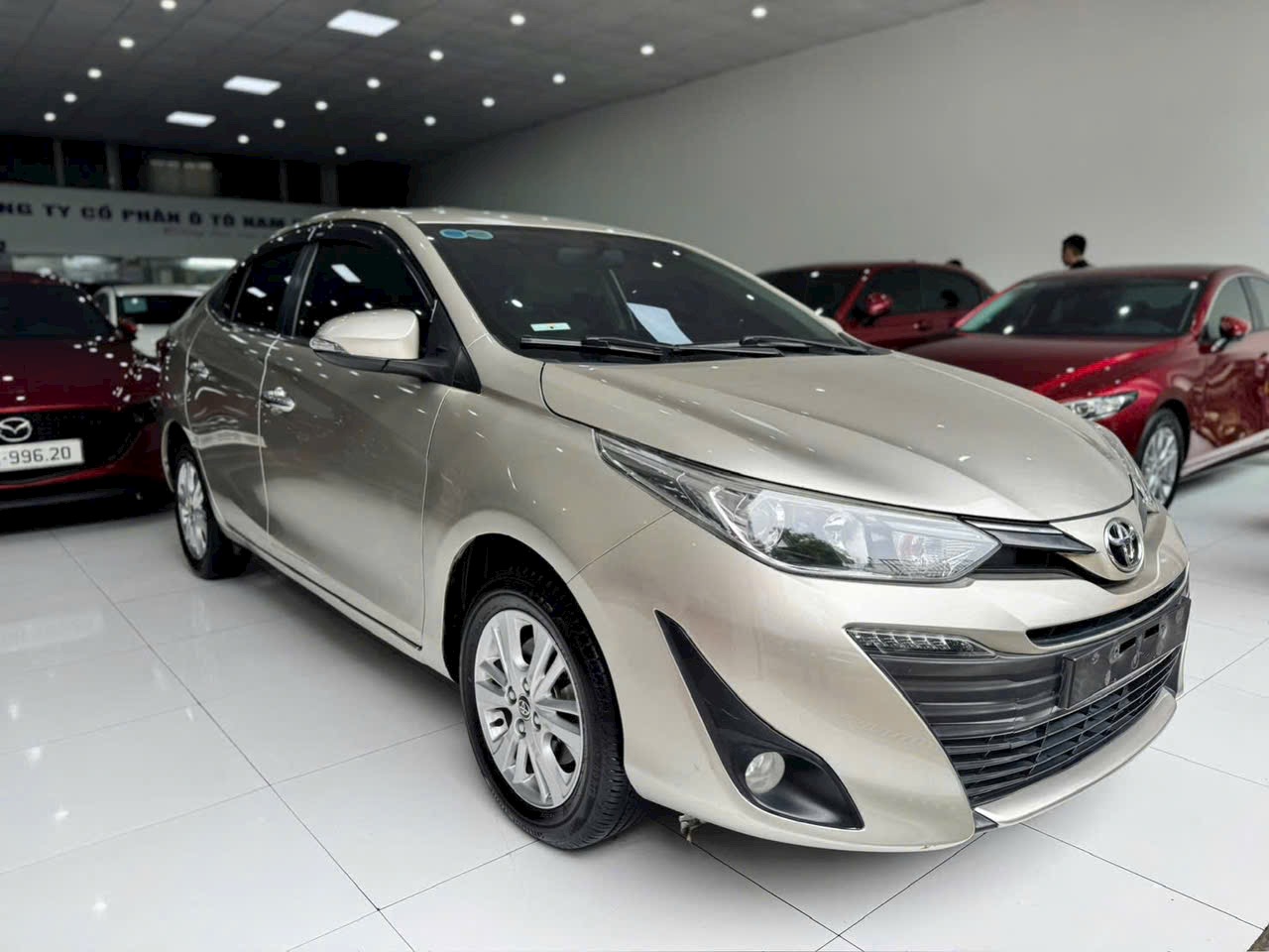 Vios G 2018 màu vàng cát