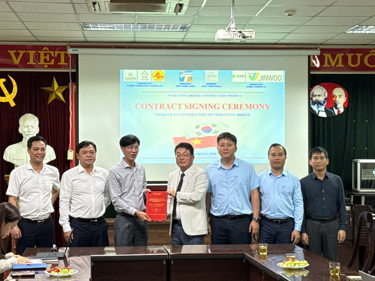 Lễ ký Hợp đồng Gói thầu số 9: Xây dựng cầu Ninh Cường