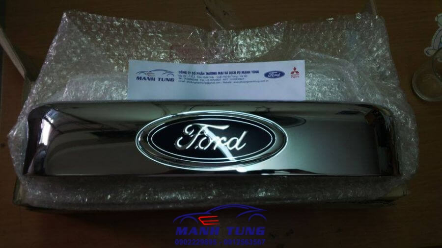 TẤM ỐP TRÊN BIỂN SỐ EVEREST