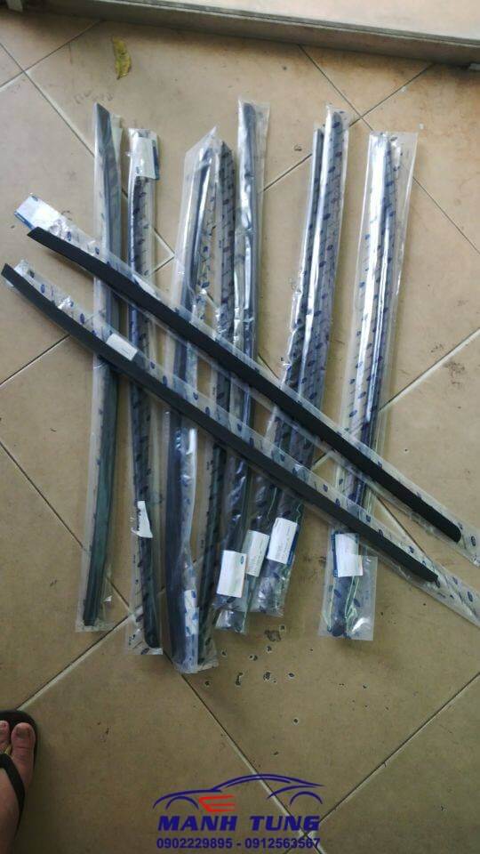 NẸP HÔNG KÍNH CHẮN GIÓ MONDEO