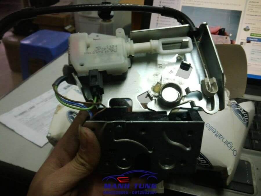 CƠ CẤU KHÓA CỐP SAU MONDEO