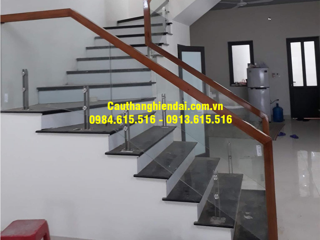 Cầu thang kính chân lửng tay vịn gỗ lim nam phi giá rẻ tại Đông Anh