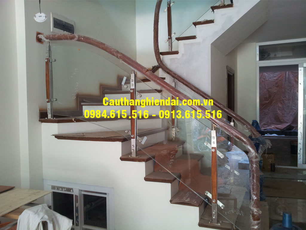 Mẫu cầu thang kính con tiện trụ cao tay vịn gỗ lim nam phi giá rẻ nhất Tại Hà Nội