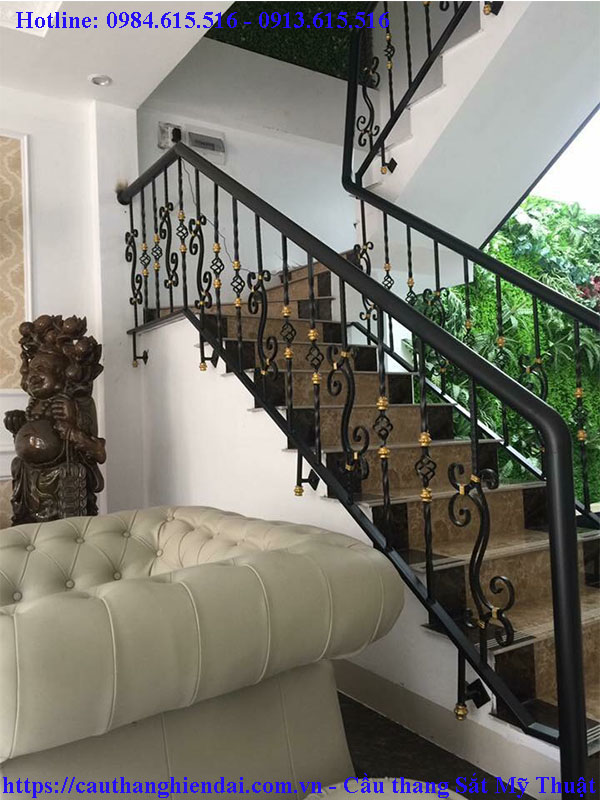 Mẫu cầu thang sắt đơn giản thi công tại đông anh