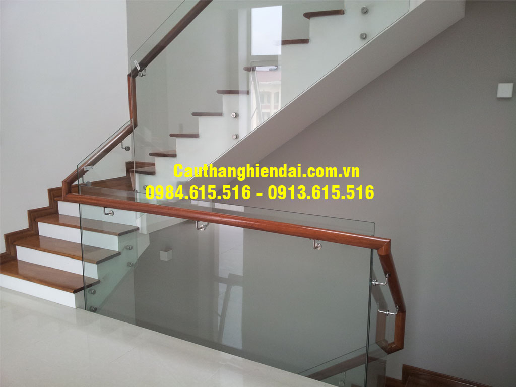 Cầu thang kính đẹp, báo giá cầu thang kính cường lực gỗ giá rẻ