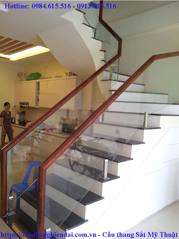 cầu thang kính đẹp, cầu thang kính cường lực tay vịn gỗ