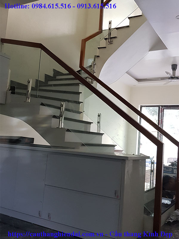 Cầu thang kính cường lực, mẫu cầu thang kính tay vịn gỗ đẹp