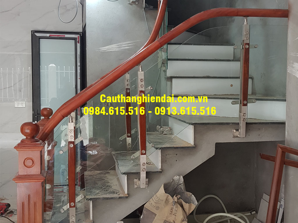 Cầu thang kính cường lực đẹp, mẫu cầu thang gỗ mới nhất năm 2020