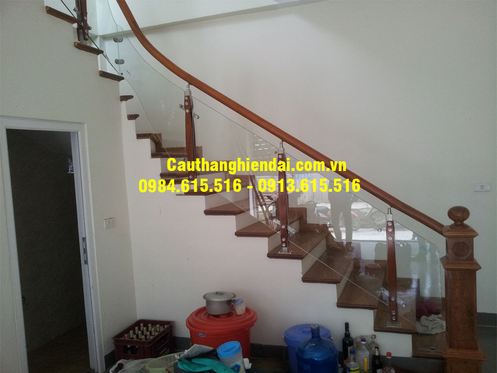 Mẫu cầu thang kính gỗ đẹp, báo giá cầu thang kính rẻ nhất tại Bắc Ninh 2020