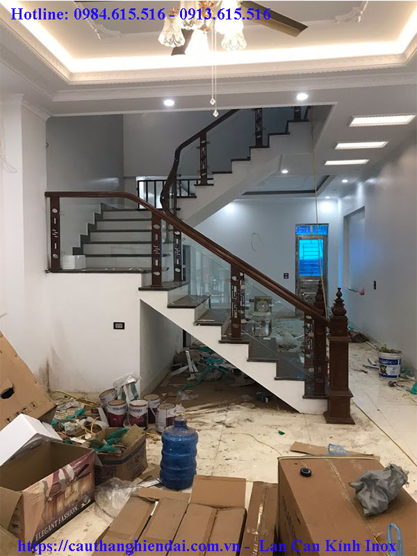 Mẫu cầu thang kính đẹp, báo giá cầu thang kính gỗ tại Vĩnh Phúc