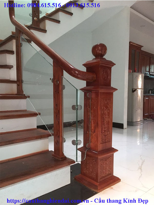 Cầu thang lan can kính cường lực tay vịn gỗ, inox giá rẻ tại Đan Phượng