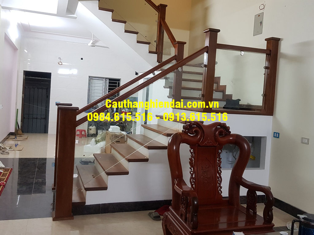 Mẫu cầu thang kính gỗ đẹp, báo giá cầu thang kính rẻ nhất Đông Anh