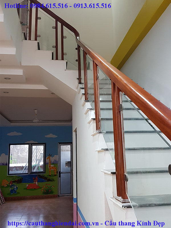 Cầu thang kính đẹp, báo giá cầu thang kính cường lực tay vịn gỗ tại Vinhomes