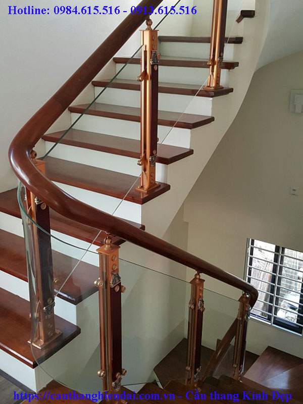 Cầu thang kính đẹp, mẫu cầu thang kính cường lực tay vịn gỗ tại Thạch Thất