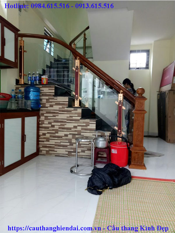 Báo giá cầu thang kính cường lực tay vịn gỗ tại Phúc Thọ, Sơn Tây, Ba Vì