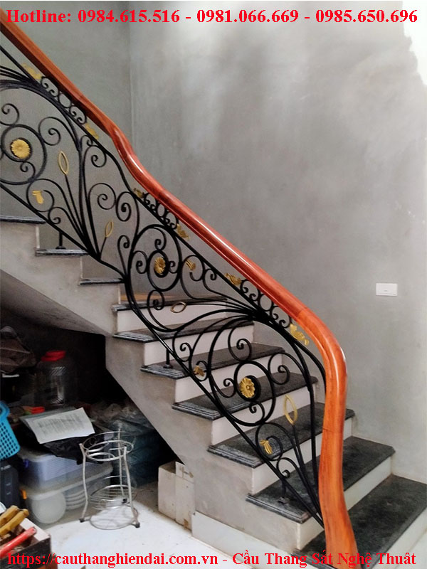 cầu thang sắt nghệ thuật tay vịn gỗ thi công tại vĩnh phúc
