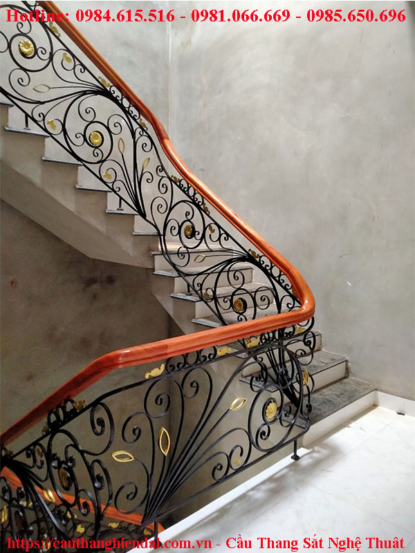 Cầu thang sắt nghệ thuật tay vịn gỗ thi công tại Tam đảo, Vĩnh Phúc