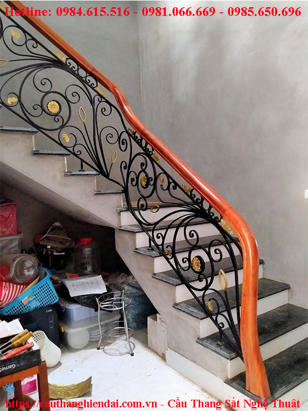cầu thang sắt nghệ thuật tay vịn gỗ thi công tại Hạ Long, Quảng Ninh