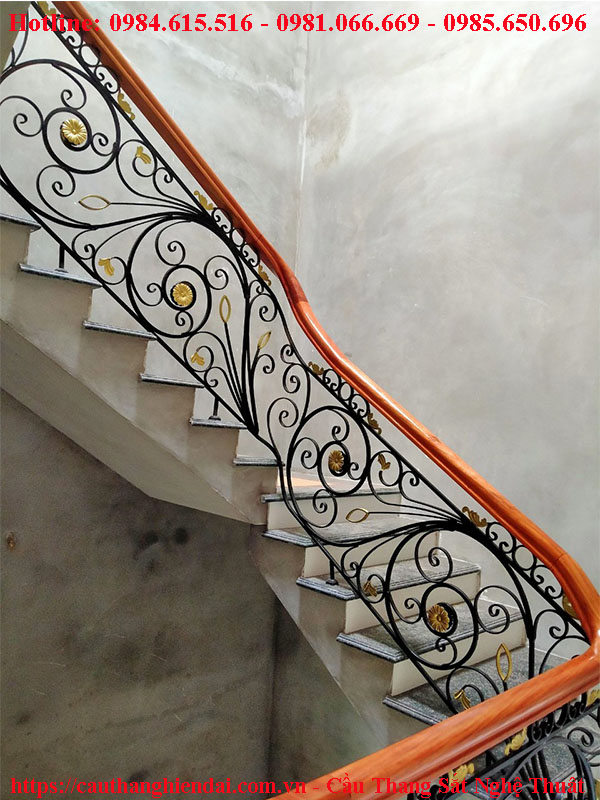 cầu thang sắt nghệ thuật tay vịn gỗ đẹp tại Hà Nội, Bắc Ninh, Hải Dương