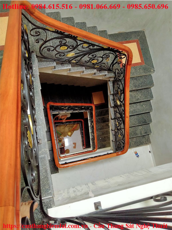 cầu thang sắt nghệ thuật tay vịn gỗ thi công tại Gia Lâm, Hà Nội