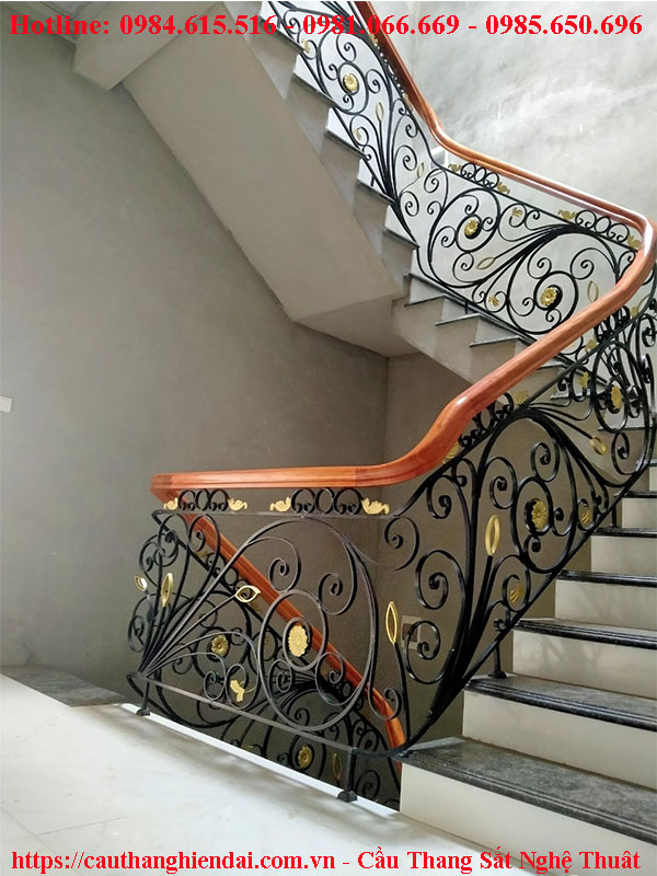 Cầu thang sắt nghệ thuật tay vịn gỗ tại Hoài Đức, Hà Nội