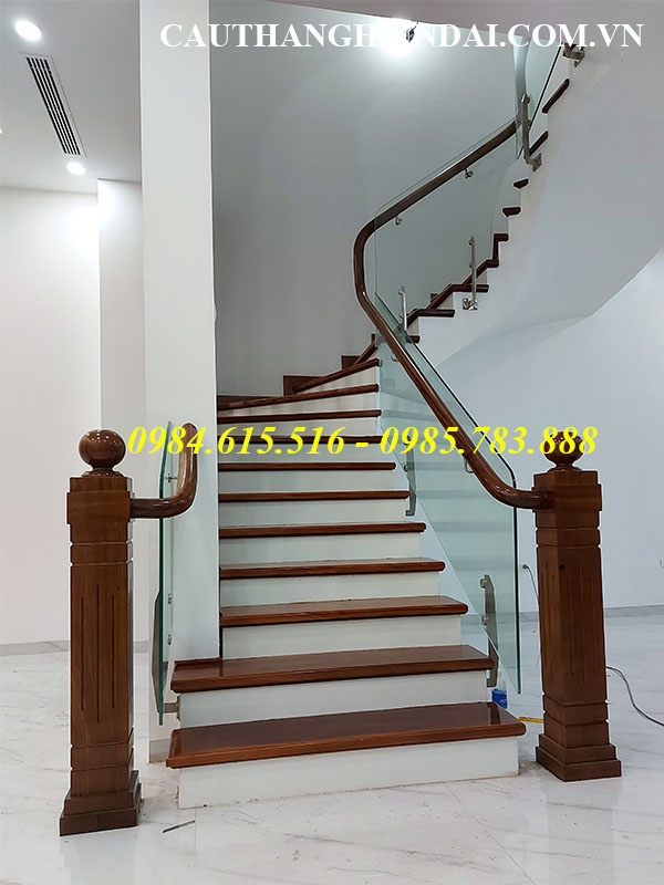 cầu thang kính trụ cao tay vịn gỗ