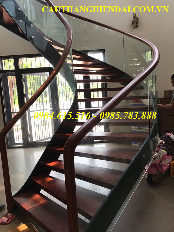 cầu thang xương cá kính cong cường lực gí rẻ nhất hà nội