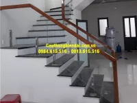 Báo giá mẫu cầu thang kính cường lực tay vịn gỗ giá rẻ nhất năm 2021