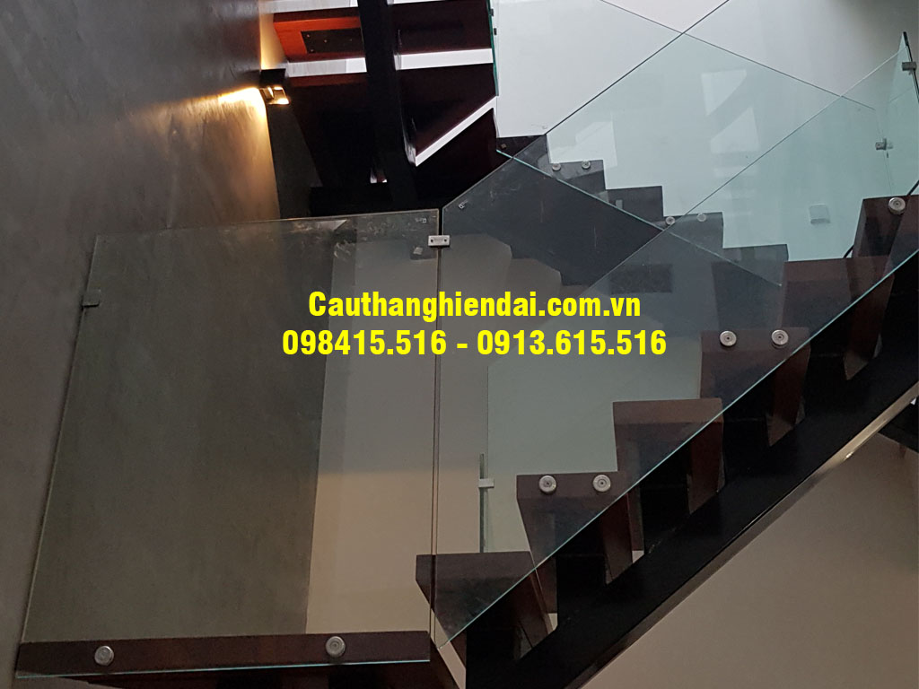 Cầu thang xương cá đơn đẹp nhất, kính cường lực không trụ sang trọng