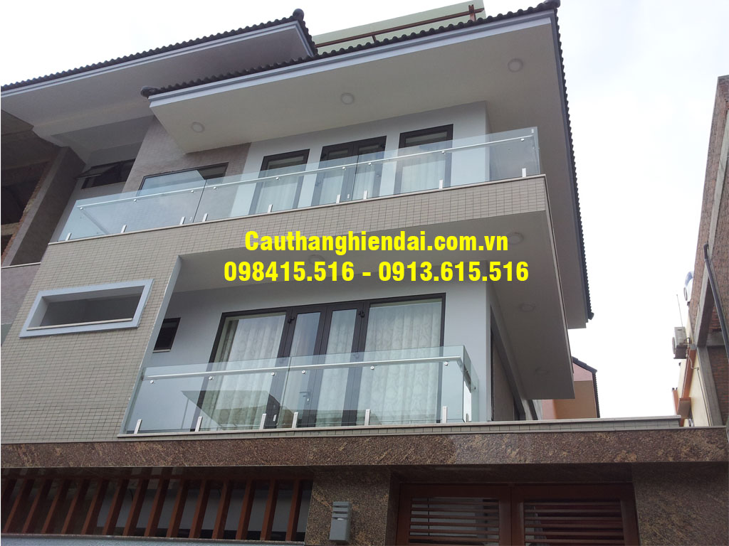 Mẫu lan can kính cường lực trụ thấp, tay vịn inox SUS304