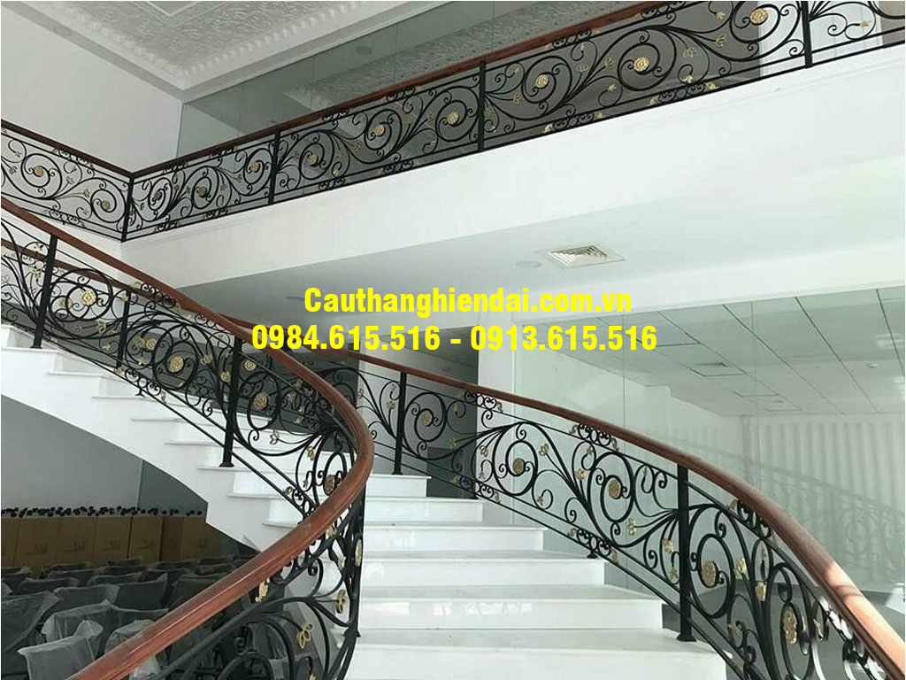 Cầu thang sắt mỹ thuật 2 vế đẳng cấp tay vịn gỗ giá rẻ