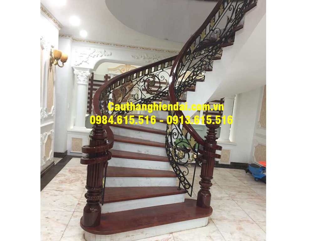 Cầu thang sắt mỹ thuật 2 vế đẳng cấp tay vịn gỗ giá rẻ