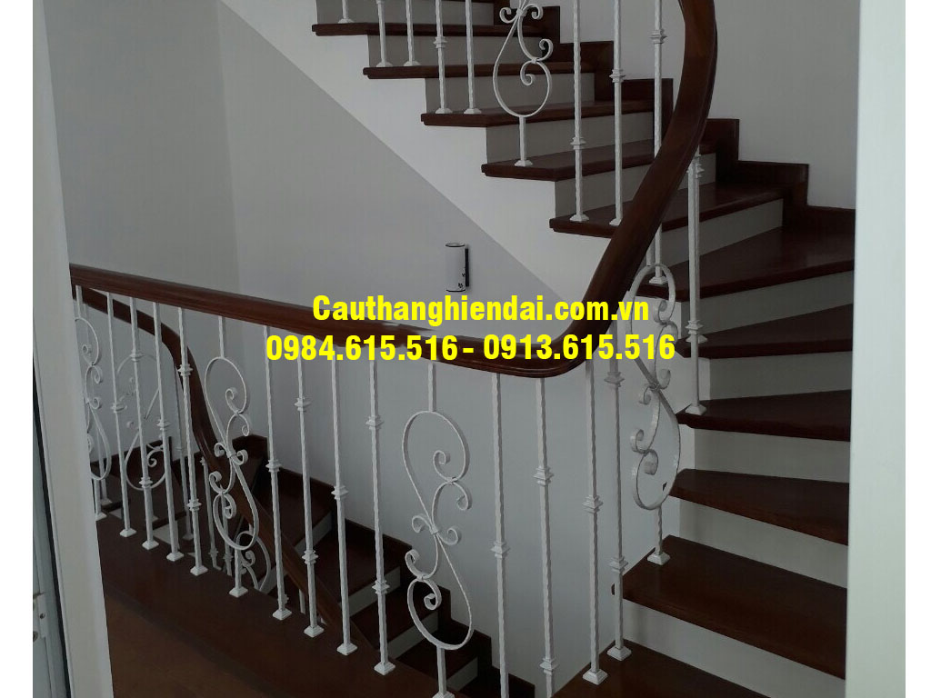 Cầu thang sắt mỹ thuật 2 vế đẳng cấp tay vịn gỗ giá rẻ