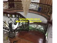Cầu thang sắt mỹ thuật - tay vịn gỗ