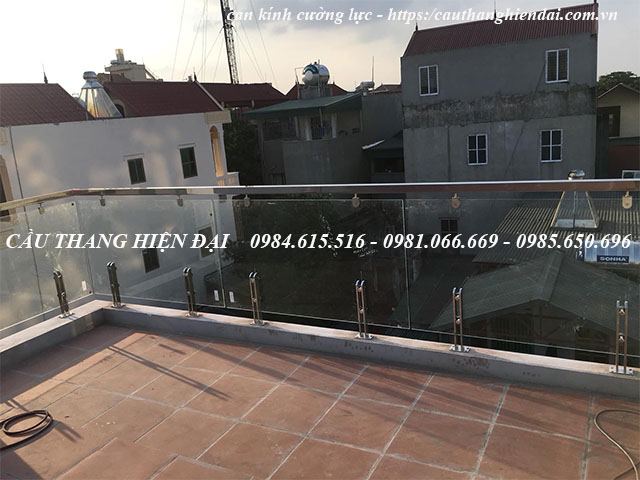 Mẫu lan can kính cường lực không trụ sang trọng và đẹp. Báo giá thi công lan can kính rẻ nhất Hà Nội