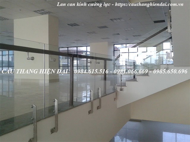 Mẫu lan can kính cường lực không trụ sang trọng và đẹp. Báo giá thi công lan can kính rẻ nhất Hà Nội