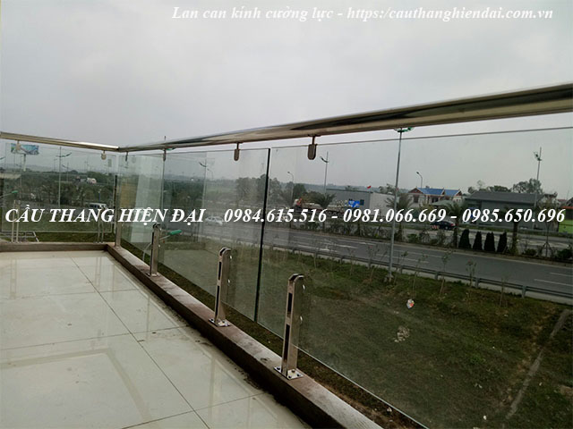 Mẫu lan can kính cường lực không trụ sang trọng và đẹp. Báo giá thi công lan can kính rẻ nhất Hà Nội
