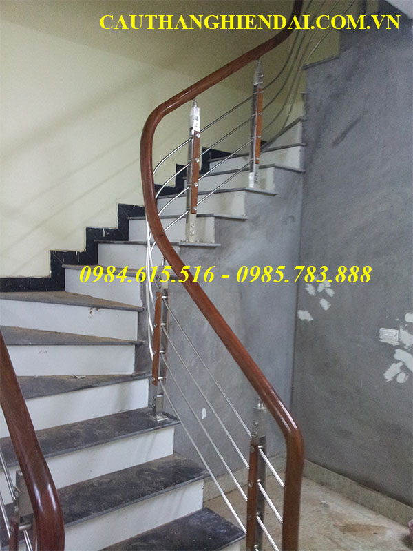 cau-thang-inox-con-tien-nhap-khau