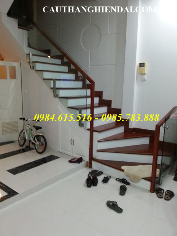Mẫu cầu thang kính chân lửng tay vịn gỗ, báo giá cầu thang kính cường lực tay vịn gỗ lim nam phi giá rẻ nhất tại các quận Hoàn Kiểm, đống đa