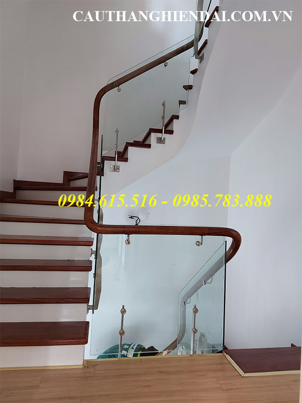 Mẫu cầu thang kính chân lửng tay vịn gỗ, báo giá cầu thang kính cường lực tay vịn gỗ lim nam phi giá rẻ nhất tại các quận hoàng mai, thanh xuân