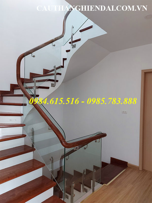Mẫu cầu thang kính chân lửng tay vịn gỗ, báo giá cầu thang kính cường lực tay vịn gỗ lim nam phi giá rẻ nhất tại các quận long biên, nam từ liêm