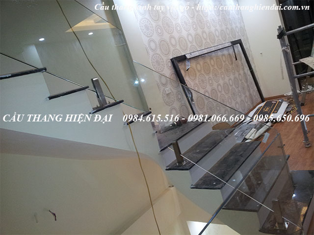 Mẫu cầu thang kính chân lửng tay vịn gỗ, báo giá cầu thang kính cường lực tay vịn gỗ lim nam phi giá rẻ nhất tại các huyện ba vì, chương mỹ, phúc thọ