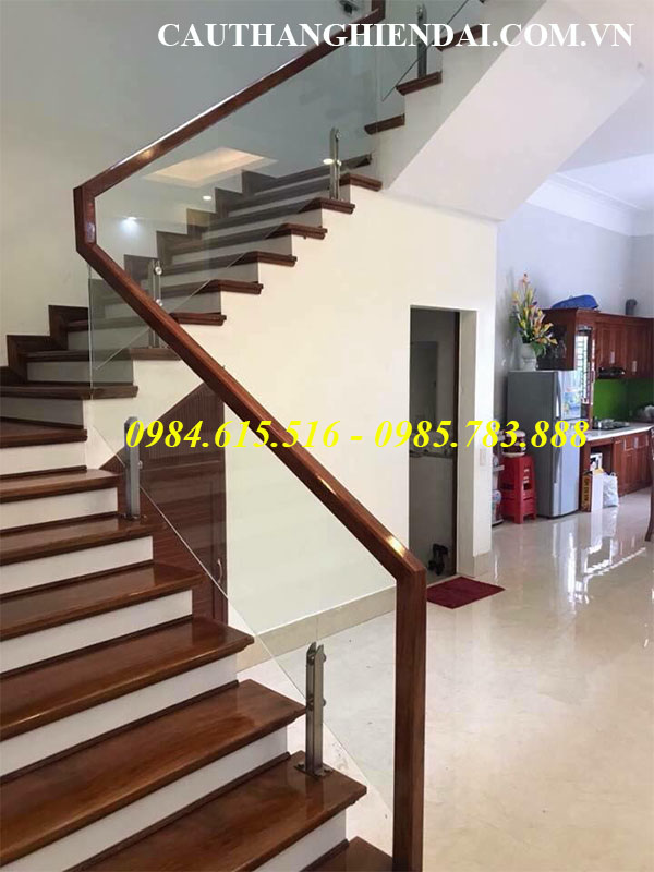 Mẫu cầu thang kính chân lửng tay vịn gỗ, báo giá cầu thang kính cường lực tay vịn gỗ lim nam phi giá rẻ nhất tại các huyện gia lâm, hoài đức