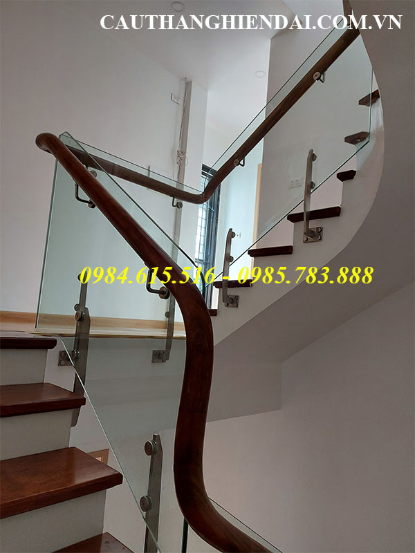 Mẫu cầu thang kính chân lửng tay vịn gỗ, báo giá cầu thang kính cường lực tay vịn gỗ lim nam phi giá rẻ nhất tại các huyện mỹ đức, phú xuyên