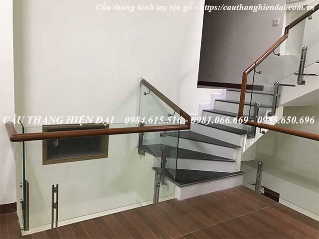 Mẫu cầu thang kính chân lửng tay vịn gỗ, báo giá cầu thang kính cường lực tay vịn gỗ lim nam phi giá rẻ nhất tại các huyện quốc oai, sóc sơn