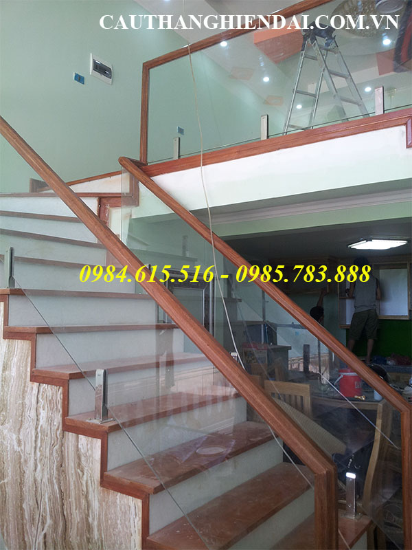 Mẫu cầu thang kính chân lửng tay vịn gỗ, báo giá cầu thang kính cường lực tay vịn gỗ lim nam phi giá rẻ nhất tại các huyện thạch thất, thanh oai