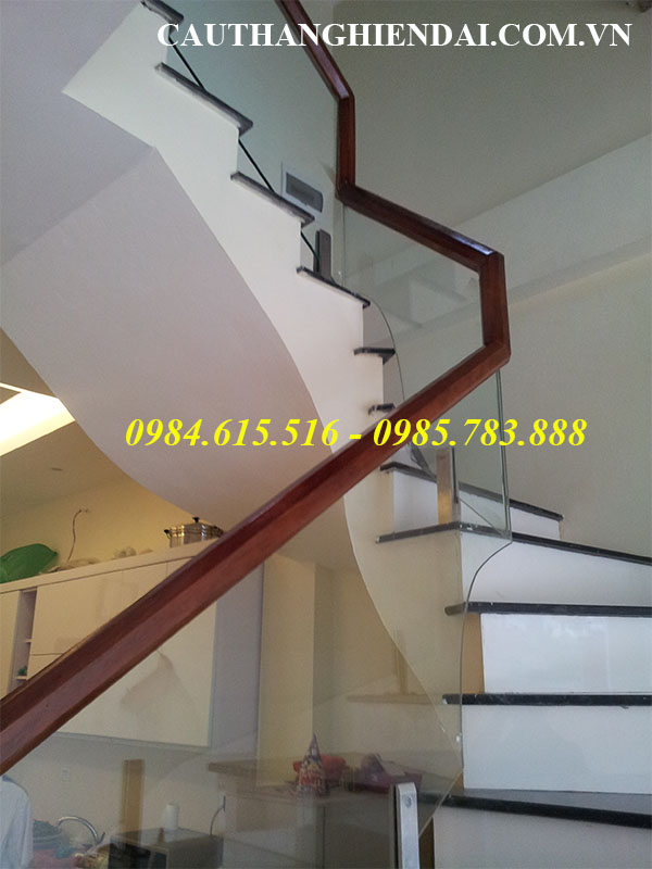 Mẫu cầu thang kính chân lửng tay vịn gỗ, báo giá cầu thang kính cường lực tay vịn gỗ lim nam phi giá rẻ nhất tại các huyện thường tín, ứng hòa