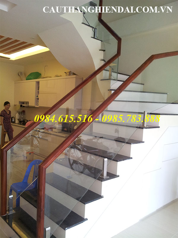 Mẫu cầu thang kính chân lửng tay vịn gỗ, báo giá cầu thang kính cường lực tay vịn gỗ lim nam phi giá rẻ nhất tại các huyện thanh trì, sơn tây