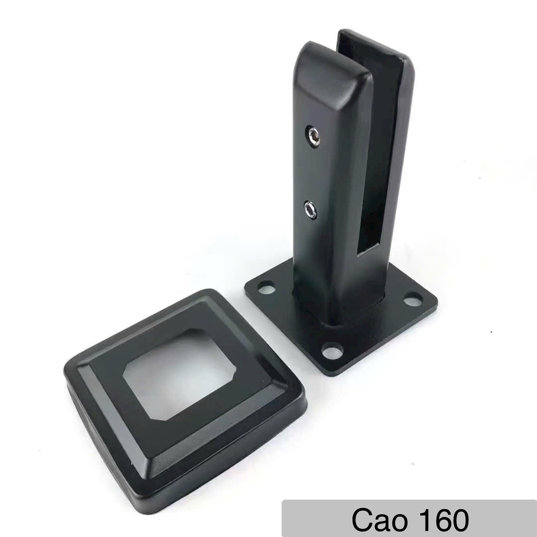 Trụ ngàm đen lắp đặt cầu thang kính